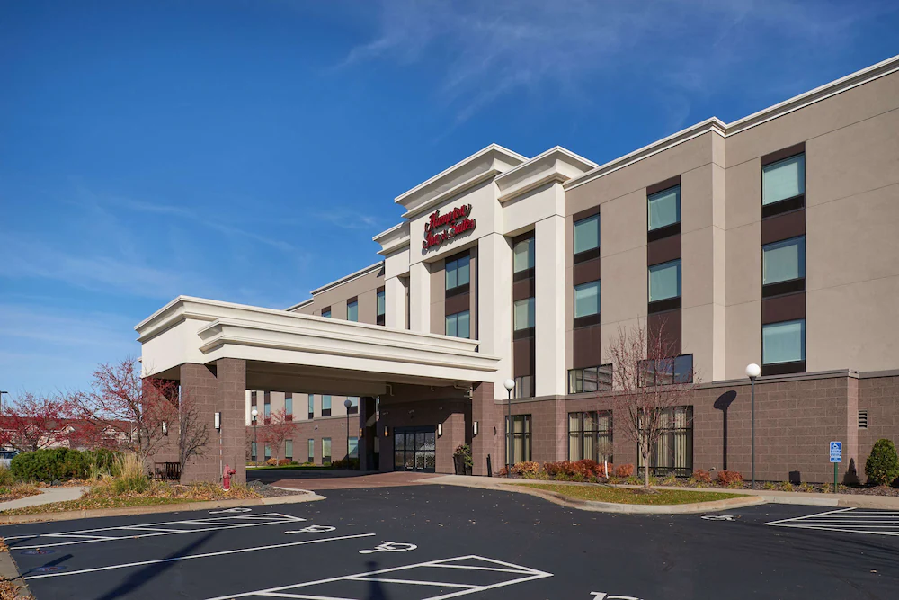 Hampton Inn and Suites Rogers exterior